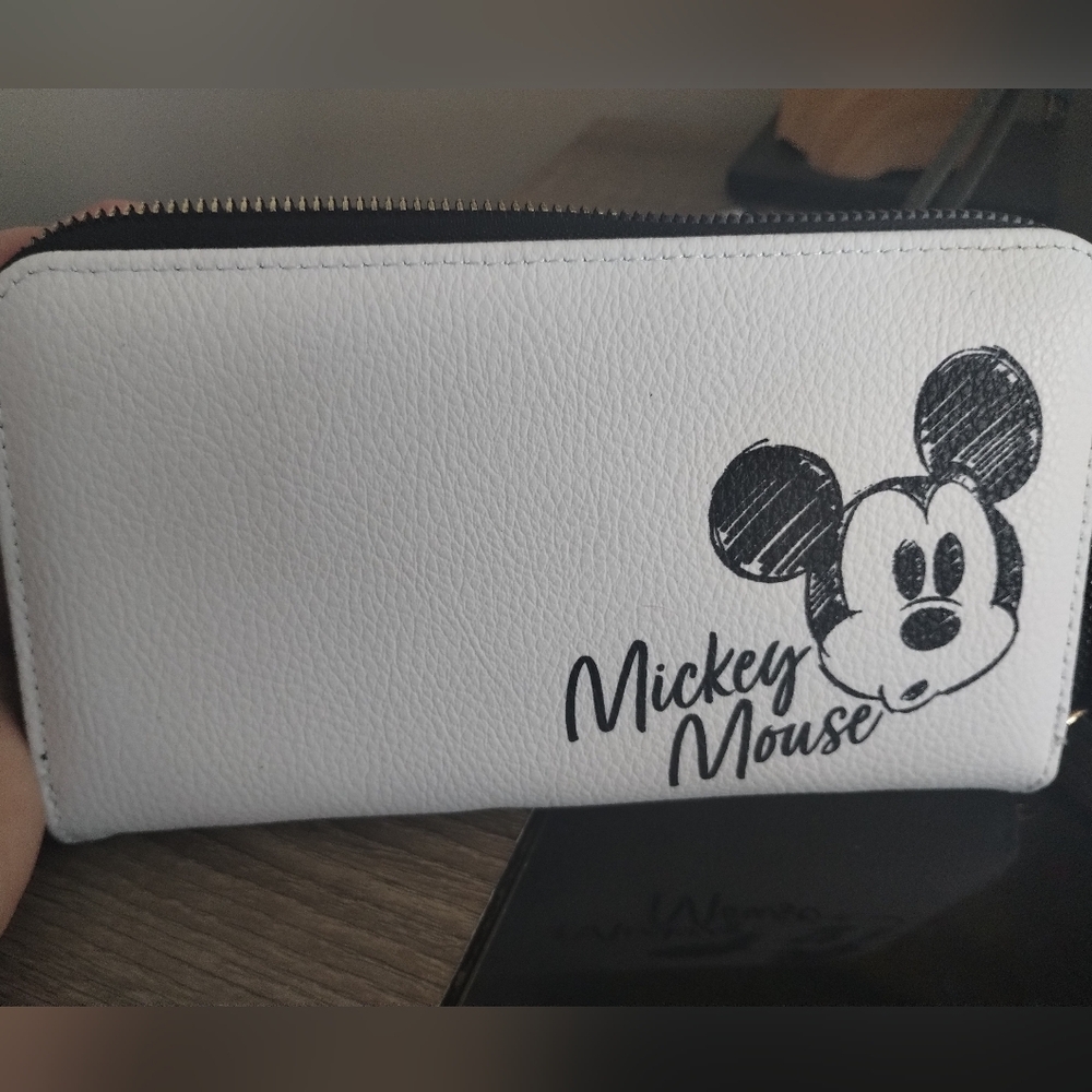 Mickey Mouse White/Black Zippered Womens Wallet, Divided Interior GOLD Fixtures
